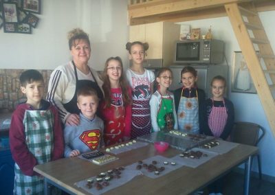 gyermek-kézműves-csoportos-csokoládé-készítés