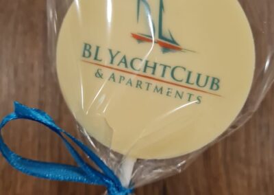 BL Yacht Club & Apartments logós körcsokoládé nyalóka céges ajándéknak