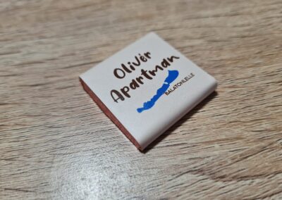 Oliver Apartman logós napolitain csokoládé szállodai ajándékba